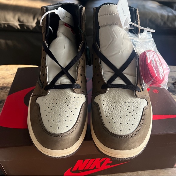 The Air Jordan 1 Mocha High Fragment Design x Travis Scott - Picture 5 of 15